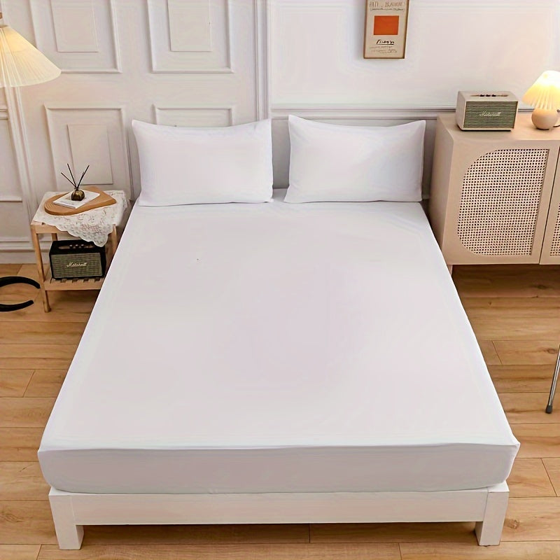 Soft and breathable 1-piece polyester fitted sheet (pillowcase not included) in a solid color. Comfortable and skin-friendly mattress protector suitable for all seasons.