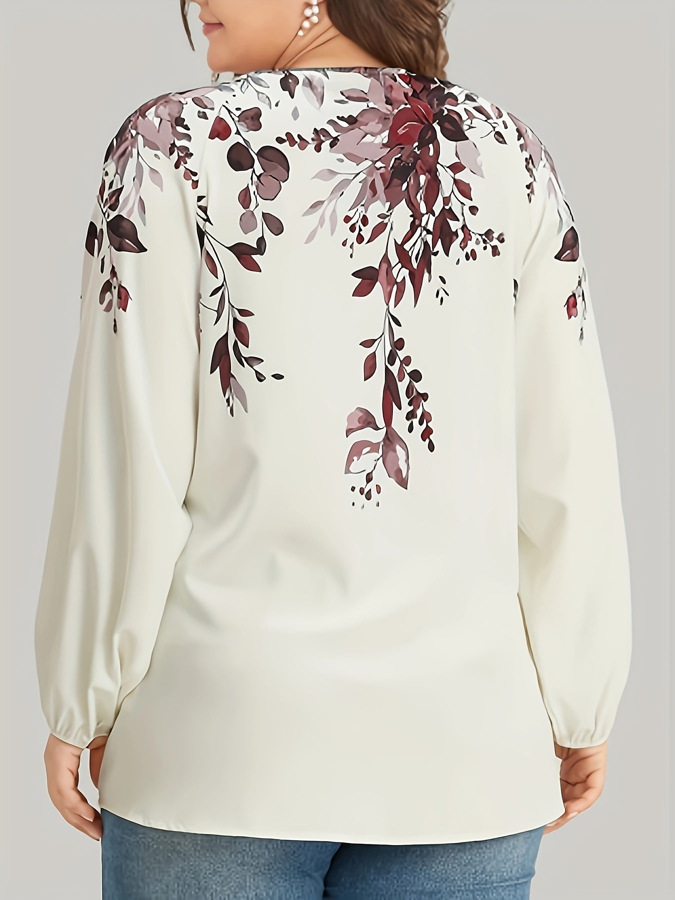 Floral print plus size blouse with V neck and long sleeves for spring. Women's plus size clothing.