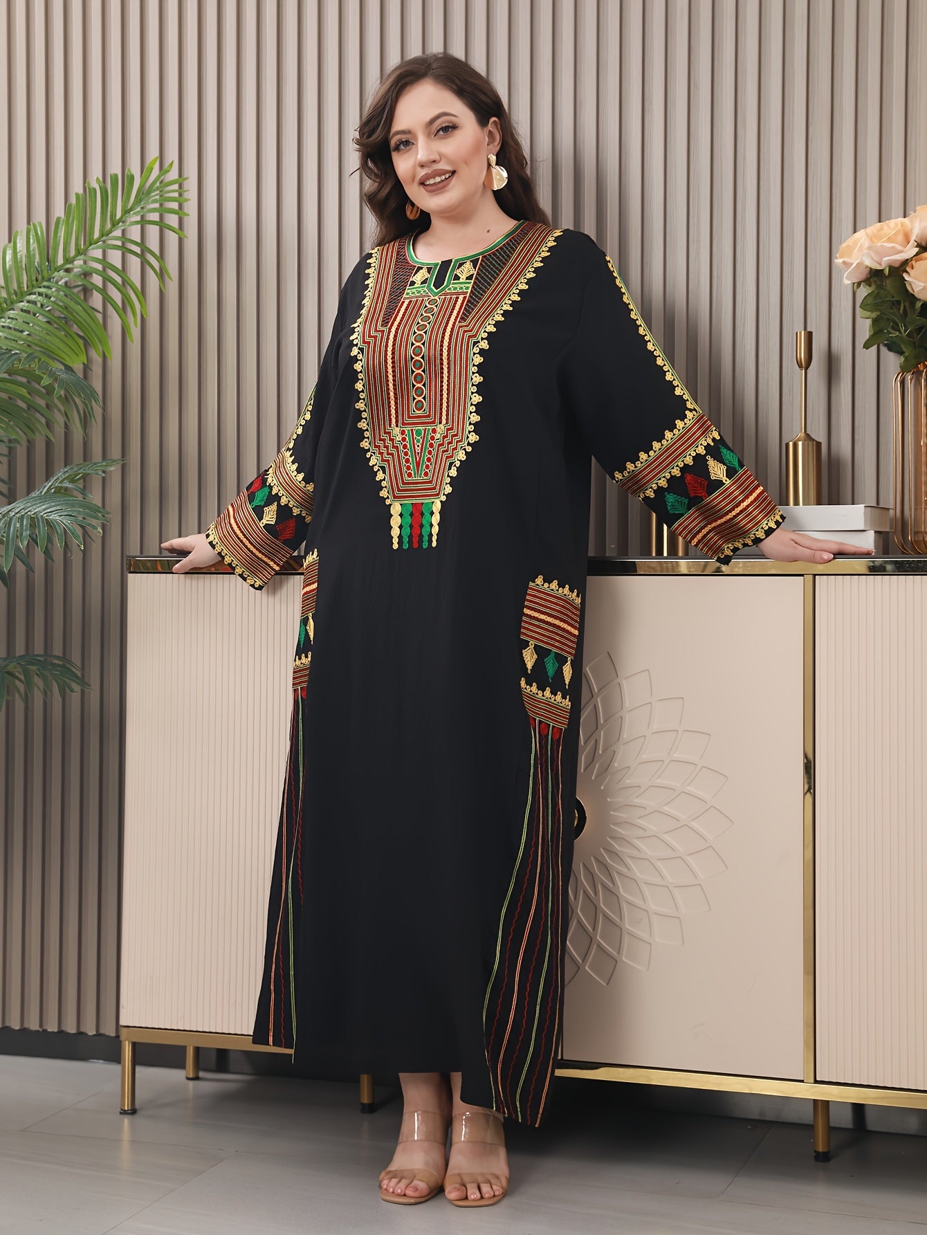 Elegant Plus Size Middle Eastern Kaftan with Regular Sleeves and Traditional Embroidery, Loose Fit Summer Turkish Robe for Mature Occasions.