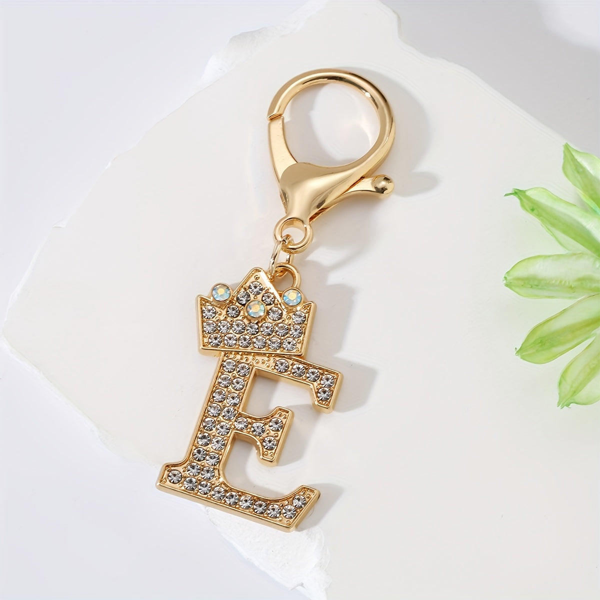 1pc Fashion Zinc Alloy Artificial Diamond Crown 26 English Letters Key Chain for Men, Bag Pendant for Friends.