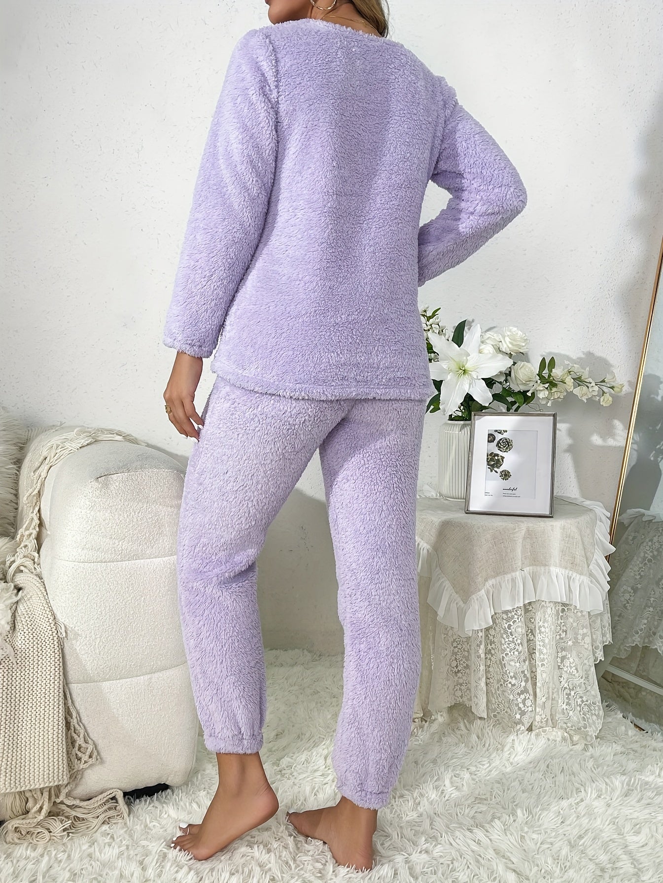 Women's warm and cozy velvet pajama set for autumn and winter.