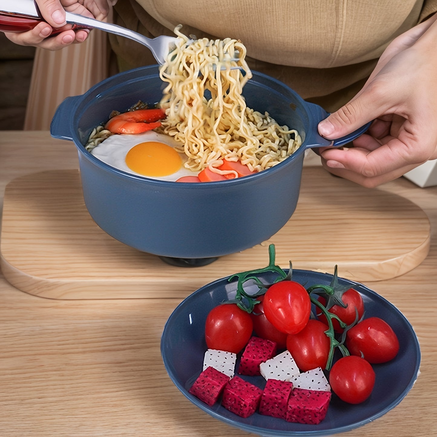 Durable, non-slip salad bowl with lid, microwave safe, novelty shape, ideal for grains, pasta, picnics, camping.