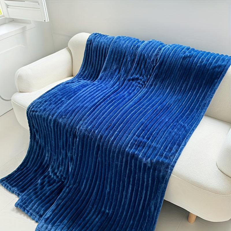 Soft and fluffy flannel blanket in solid color, perfect for snuggling on the sofa or taking a nap. 1 piece included.