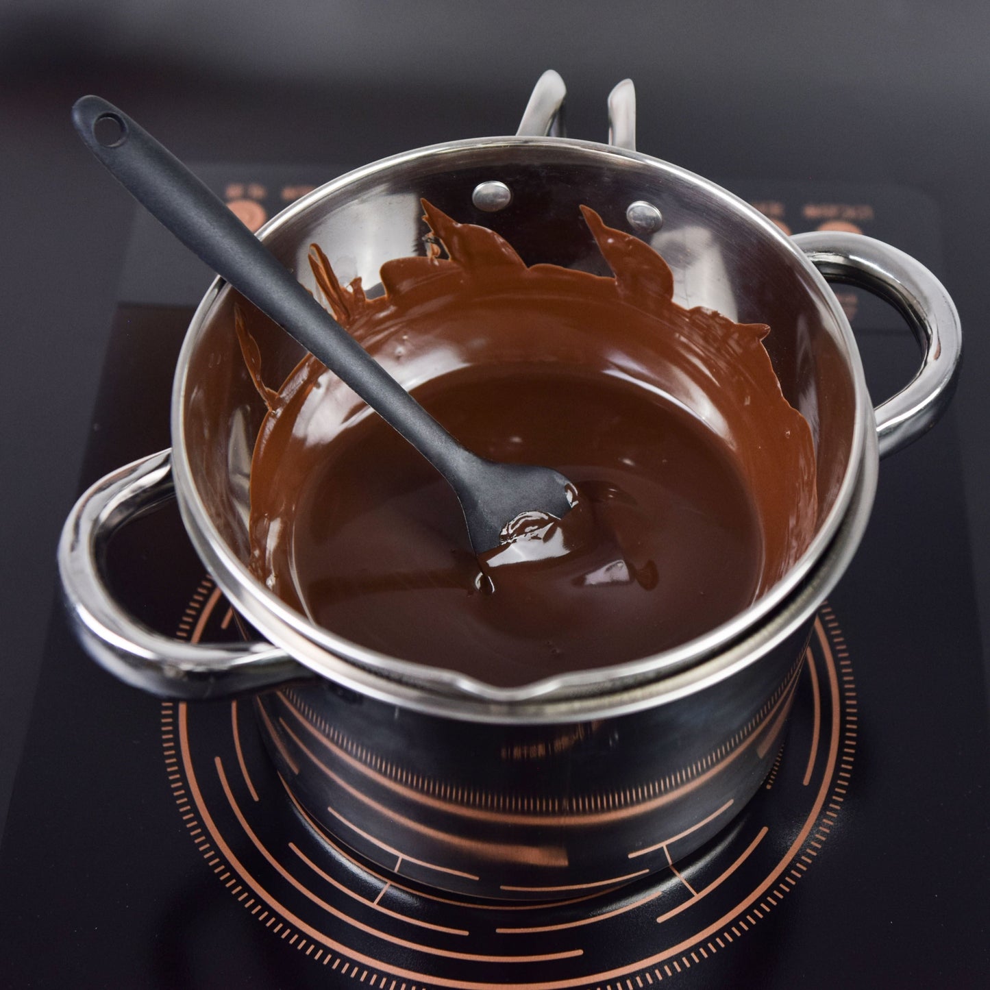 Get two pots for melting different substances: a 1250ML/1.1QT mixing bowl for chocolate and a 2200ML/2QT 304 stainless steel pot with a silicone spatula for melting chocolate, candy, candles, soap, wax, and other cookware needs.