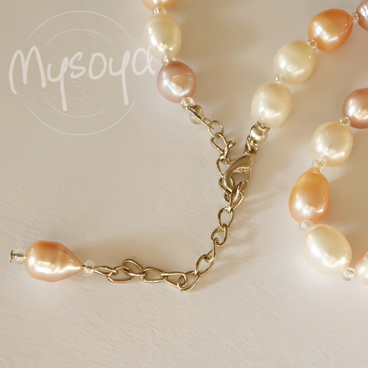 This elegant vintage-style necklace features handcrafted natural freshwater pearls, with a beautiful combination of 9-10mm white and pink baroque pearls. It comes in a gift box, making it a perfect accessory for daily wear, parties, birthdays