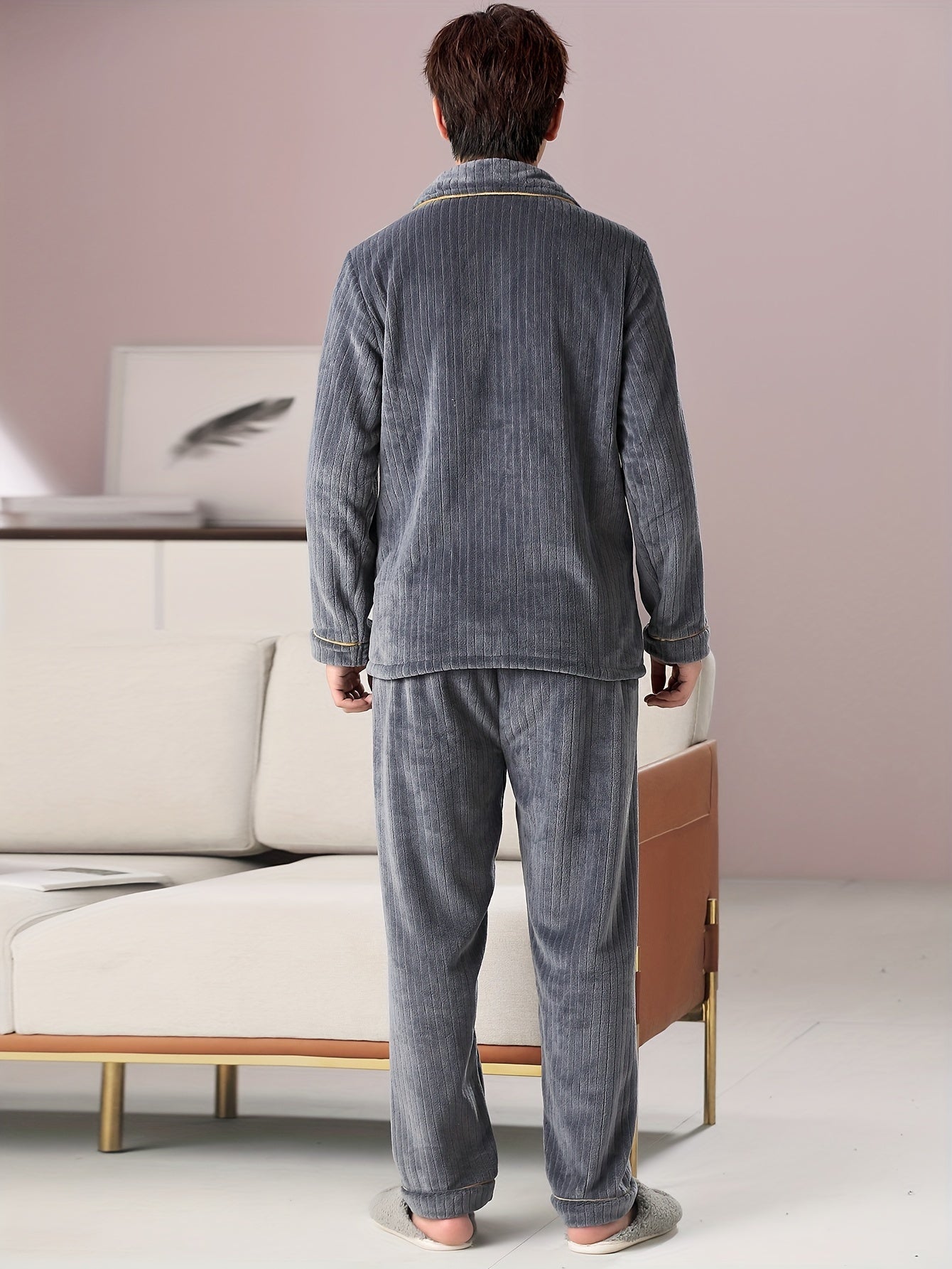 Men's flannel pajama set with long sleeve top and pants for autumn/winter.