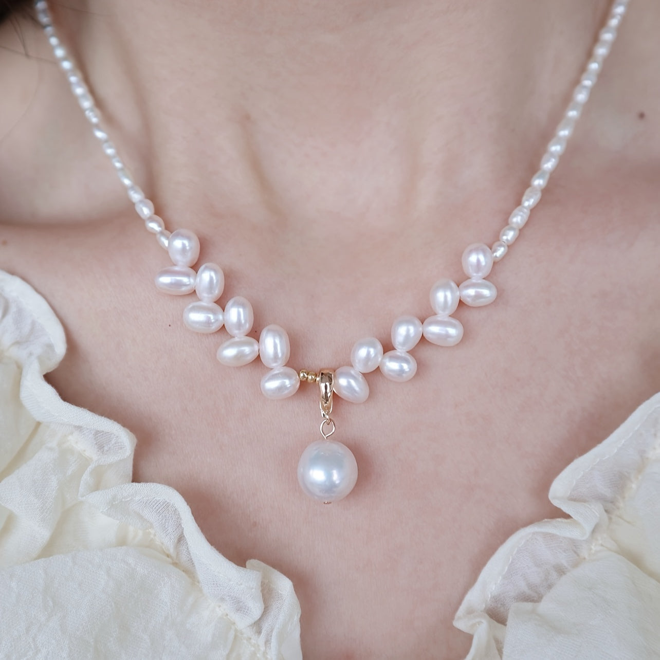 This elegant pendant necklace features a vintage French wheat sheaf design with a 5-6mm baroque pearl. Made of S925 silver, it comes with a 40cm chain and a 4.5cm extension chain for a perfect fit. Presented in a gift box, this necklace is ideal for