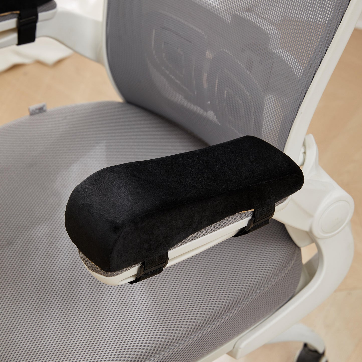 Ergonomic chair armrest pad for computer and gaming, with polyester cover and polyurethane core, enhances height and pressure relief while alleviating discomfort.