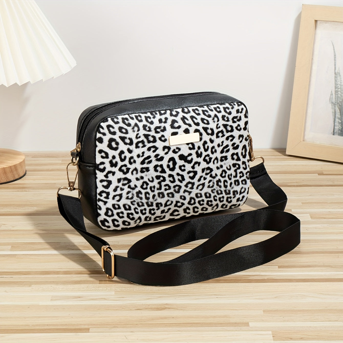 During back-to-school season in the Guangzhou production area, fashionable women's small square bags in European and American leopard print style are available. These versatile shoulder