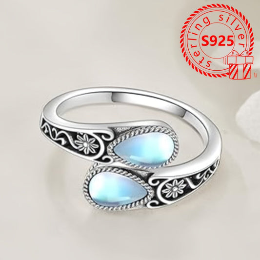 This ring features a moonstone set in an S925 pure silver spoon-shaped setting, weighing 3.6g and free of nickel. It has a hypoallergenic, vintage-inspired design with a Victoria retro style and is adjustable to fit the thumb. Perfect for a bohemian