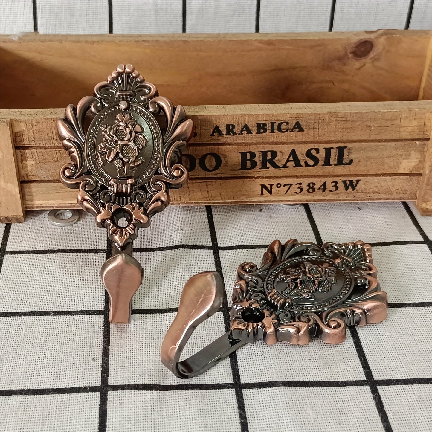 Two vintage European-style zinc alloy golden fan-shaped hooks suitable for bathroom shower curtains, doors, windows, wardrobes, and living rooms.