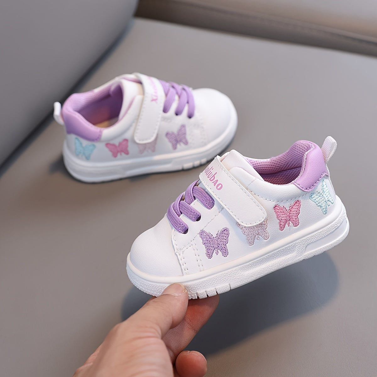 Spring and Autumn Children's breathable toddler shoes with soft soles, designed for boys and girls to prevent slipping and collisions.