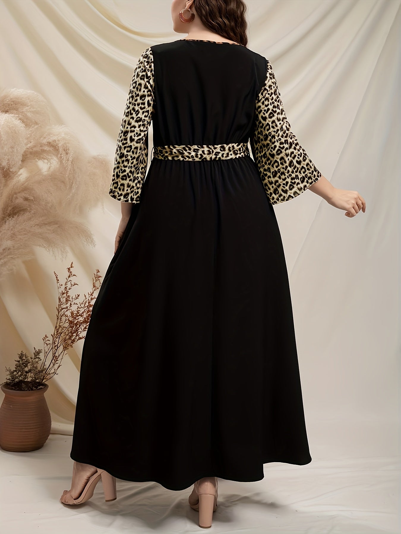 Women's elegant midi dress made of polyester leopard print with lace-up detail, crew neck, flutter sleeves, flared hem, and non-stretch fabric. Includes a belt and is available in big and