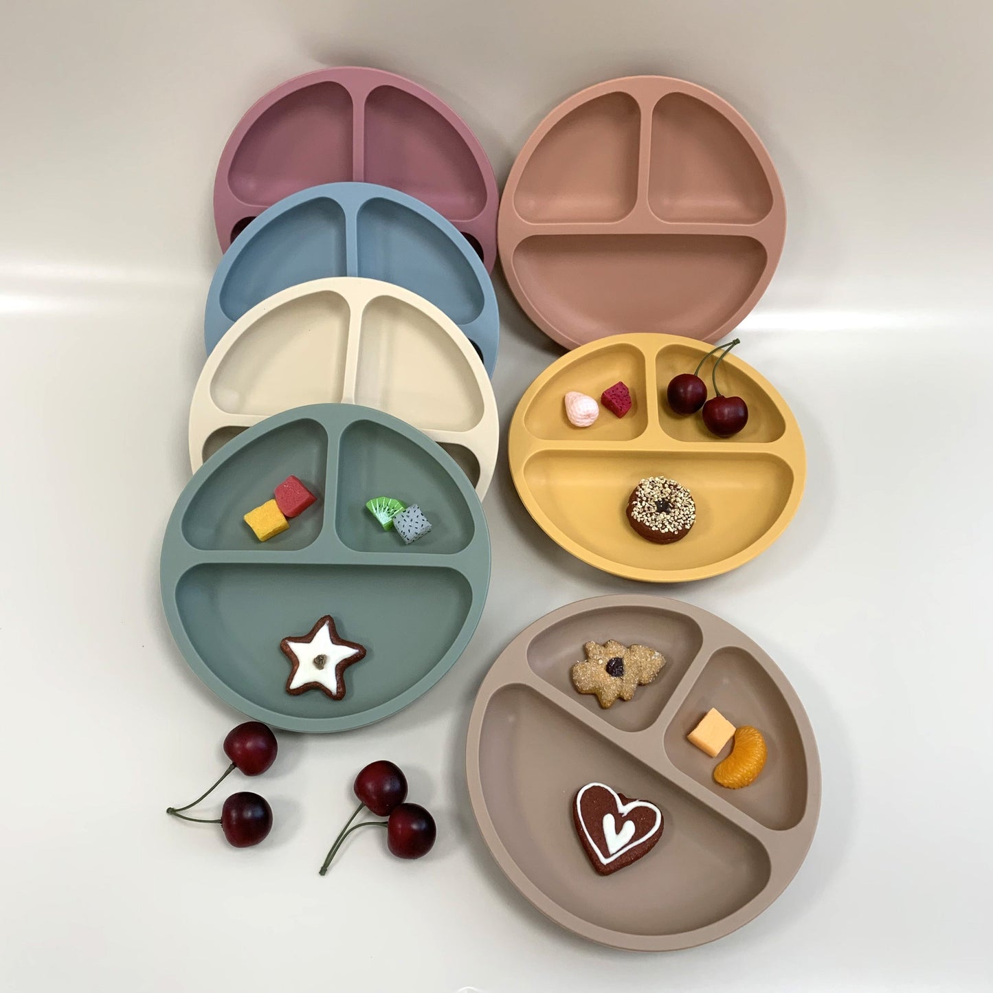 Safely feed your baby with our 100% silicone suction plates - featuring a stay-put divided design for easy mealtimes. These plates are microwave and dishwasher safe, perfect for babies and toddlers.