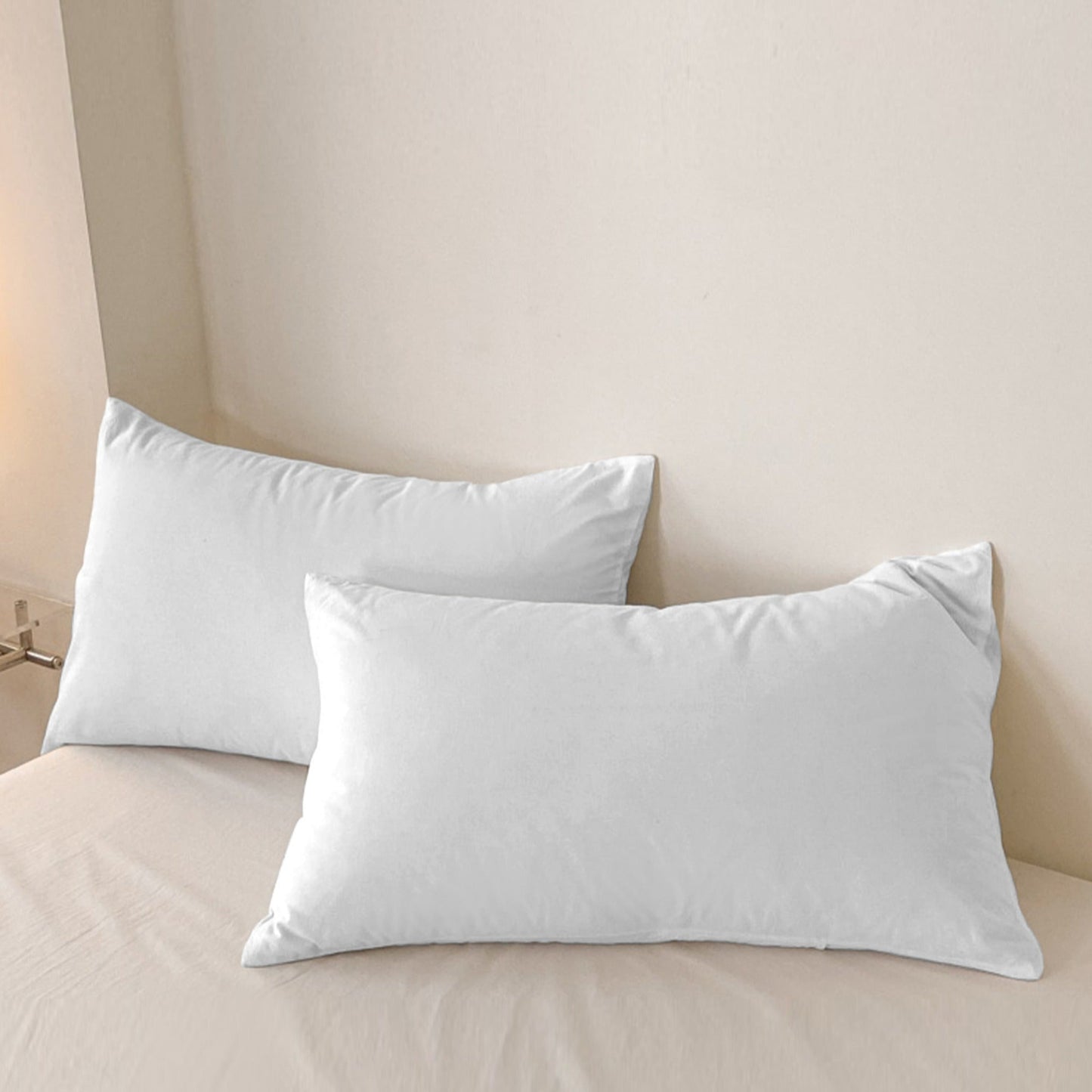 One or two pieces of white pillowcases without pillow core, made of soft and breathable fabric. These pillowcases are soft, comfortable, and suitable for use in bedrooms, guest rooms, lounges, hotels, B&Bs, and school dormitories.