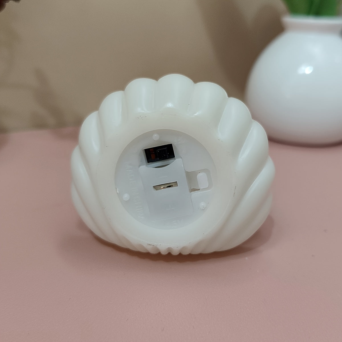 LED shell night light with 3 button batteries, plastic switch, suitable for various indoor settings as a decorative atmosphere lamp.