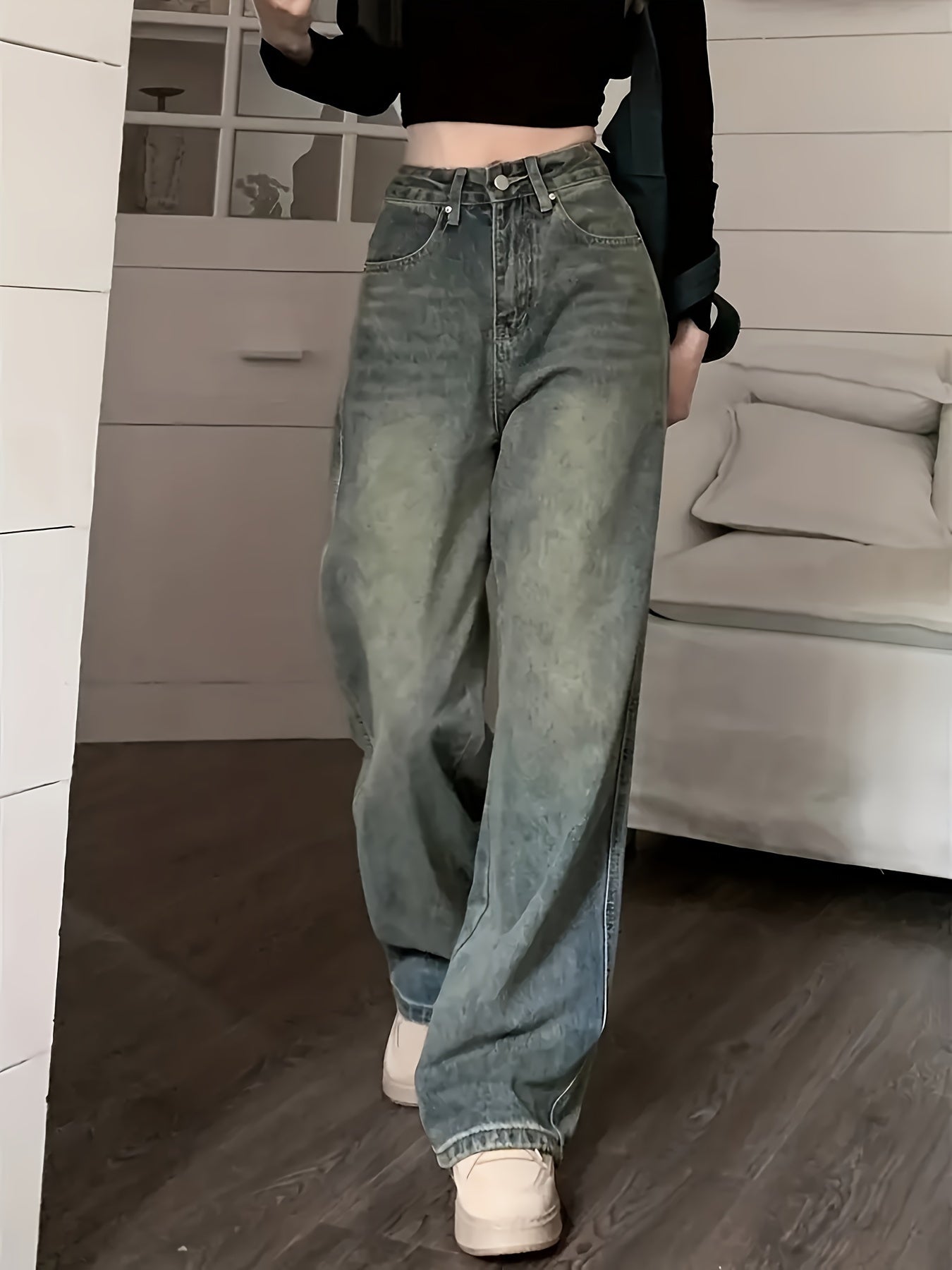 Retro wide-leg jeans with slant pockets for women. Stylish streetwear denim pants.