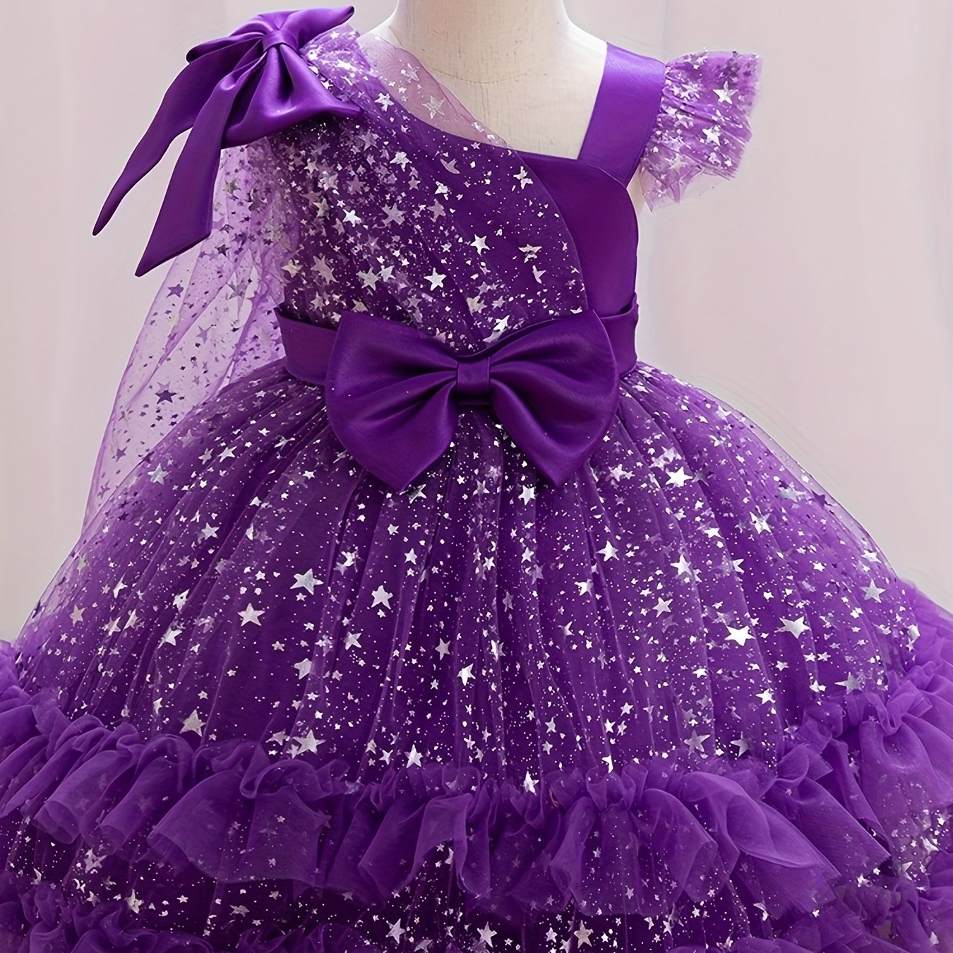 Princess dress for girls with one-shoulder ruffle sleeves, sparkling sequins, and a fluffy design, ideal for weddings, birthdays, and parties.