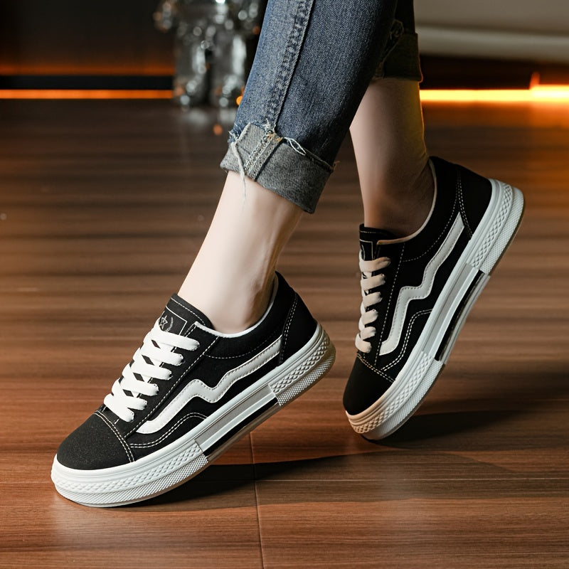 New breathable canvas shoes for women in spring and summer - trendy and versatile low-top casual board shoes for 2024.