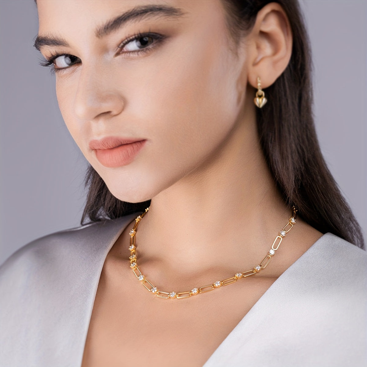 This elegant paperclip necklace features a 4.0mm Moissanite inlay, set in S925 sterling silver and plated with silvery and 18k gold. Perfect for everyday wear or special occasions such as engagements, weddings, and evening events. Makes a luxurious gift