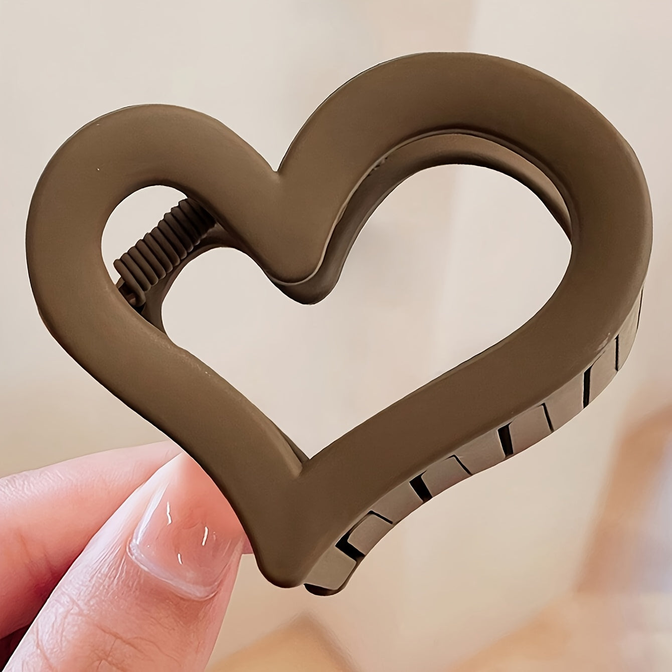 4 heart-shaped plastic hair clips for women, medium-sized with strong grip and durability, perfect for hairstyle coordination.