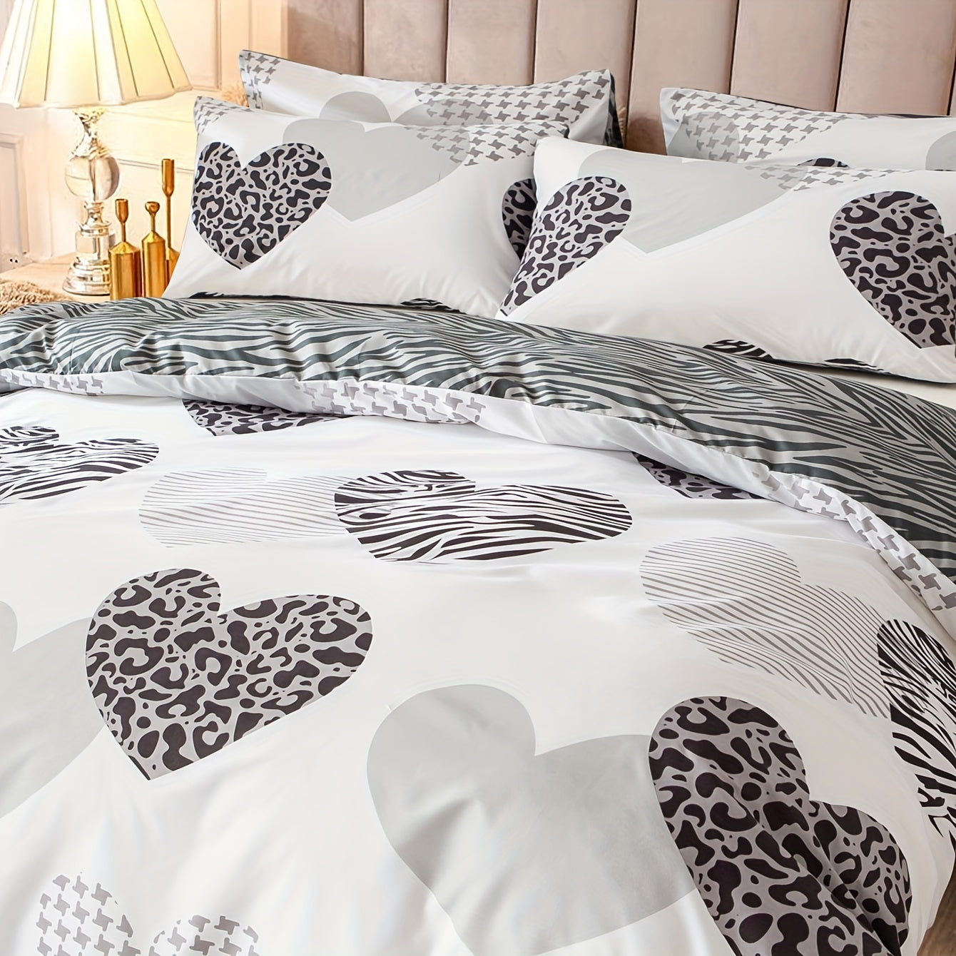 3-piece Duvet Cover Set with Fashionable Love Leopard Print, Includes 1 Duvet Cover and 2 Pillowcases (Core not included). Soft and Comfortable Bedding Set for Bedroom or Guest Room.