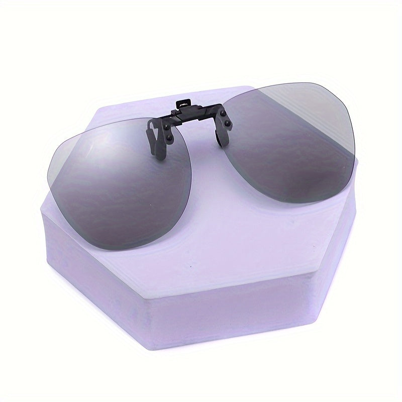 Adjustable unisex driving sunglasses clips that can be flipped up for ultra-light driving, providing protection against ultraviolet rays and harmful rays.