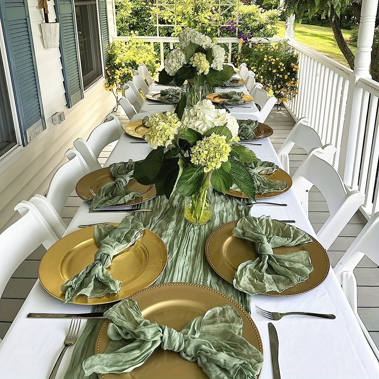 Polyester table runner for weddings and parties, with a romantic design. Made of 100% polyester fabric.