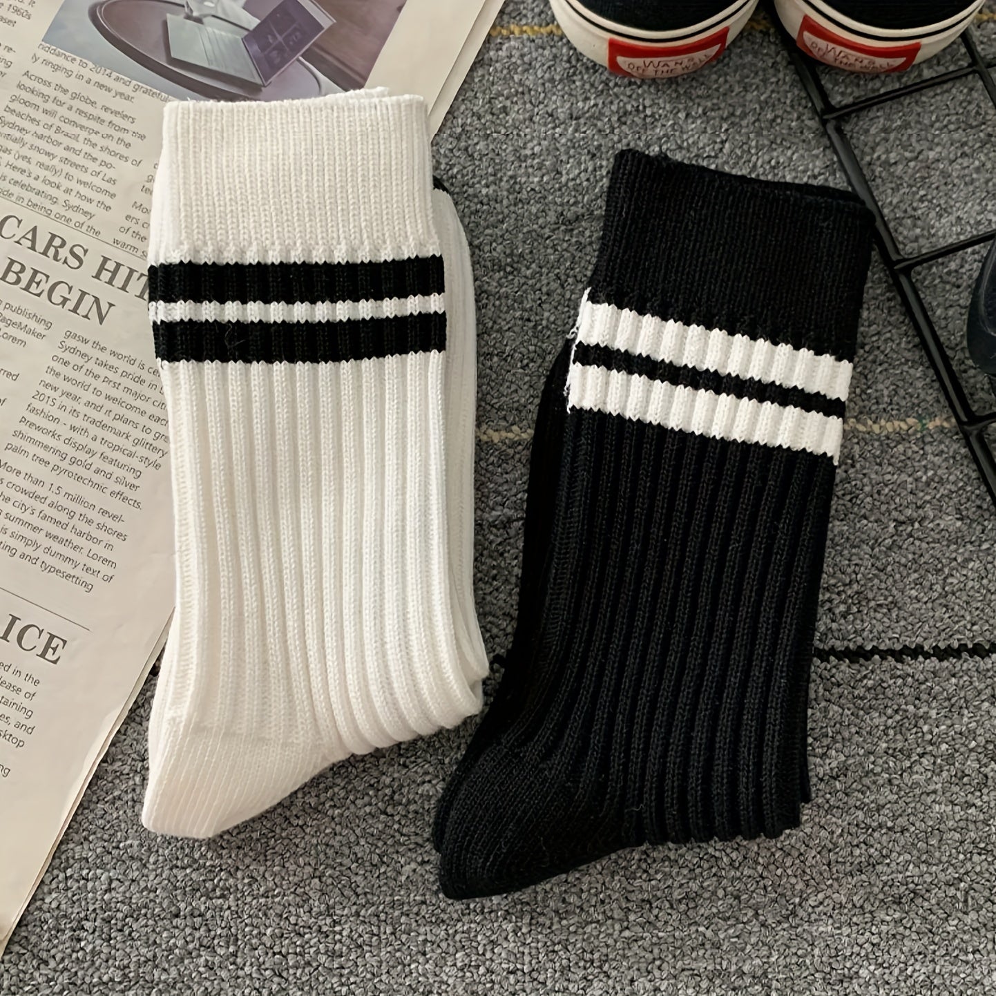 10 pairs of men's black and white long tube socks for autumn and winter, Japanese-style, absorbent, anti-odor, and versatile for sports.