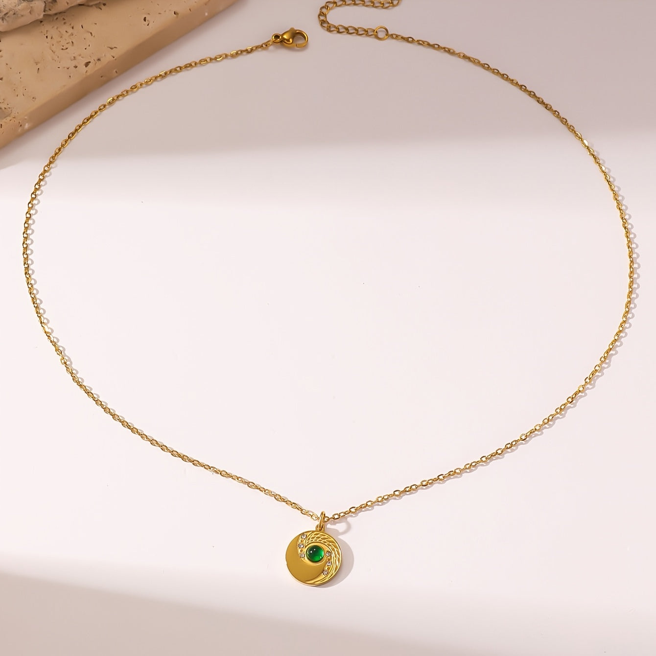 Stylish stainless steel pendant necklace featuring synthetic zirconia, plated in 18K gold. Perfect for both daily wear and parties, this simple yet elegant accessory is ideal for women and suitable for all seasons.