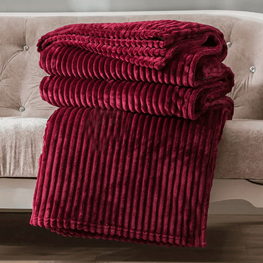 One piece of a cozy Solid Color Flannel Blanket, that is soft and warm, perfect for keeping you cozy while also adding a touch of decoration to your bed, sofa, or office. This blanket is ideal for napping and makes a great gift for birthdays, Christmas