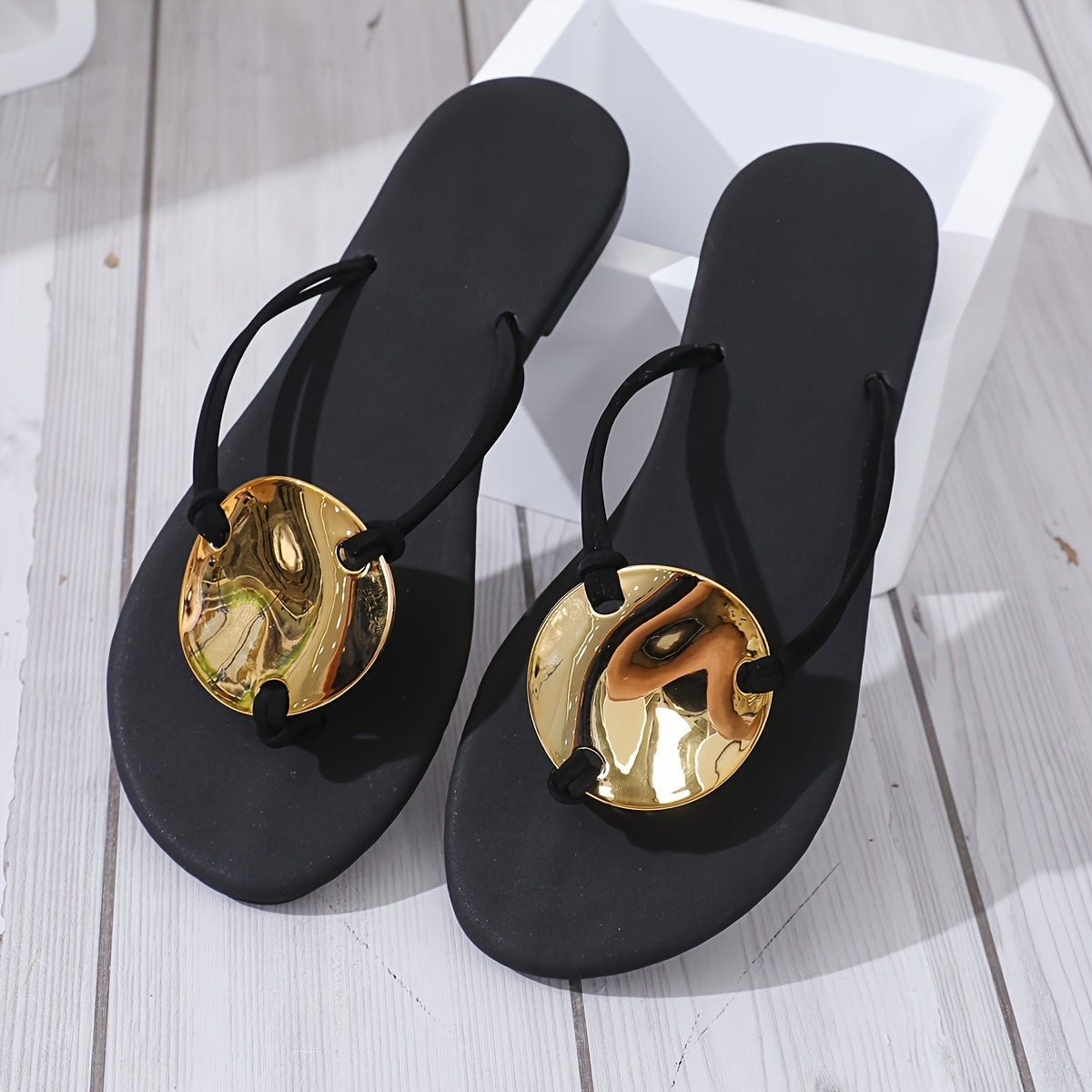 New style minimalist flip-flops for women, perfect for beach and casual wear.