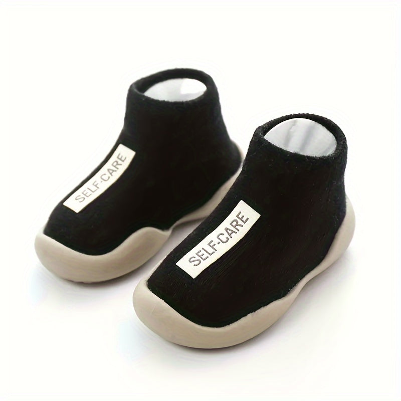 Boys and girls wear walking shoes in spring and summer for cuteness and comfort.