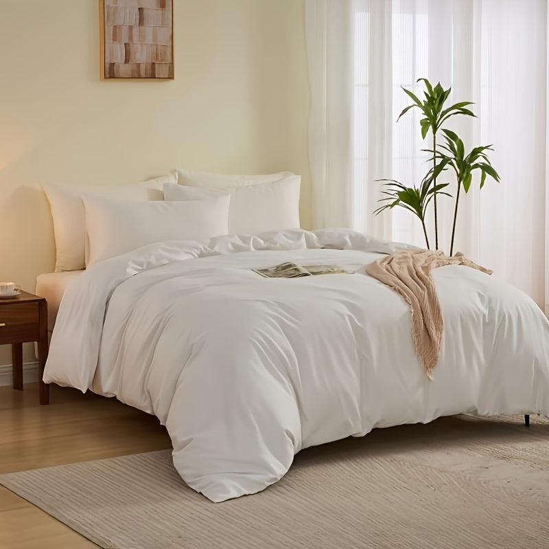 High-quality bedding set for home and hotel use, includes one duvet cover and two pillowcases. Made from soft, premium materials in a skin-friendly solid color design.