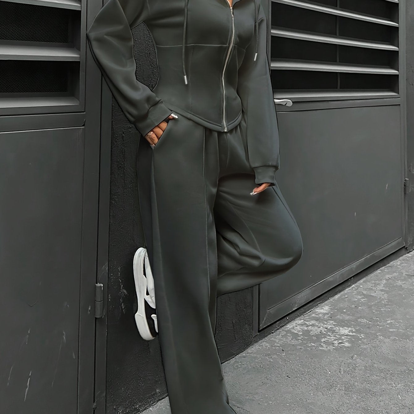 Stylish polyester tracksuit set with hood, drawstring, and zipper details – versatile knit pantsuit for all seasons