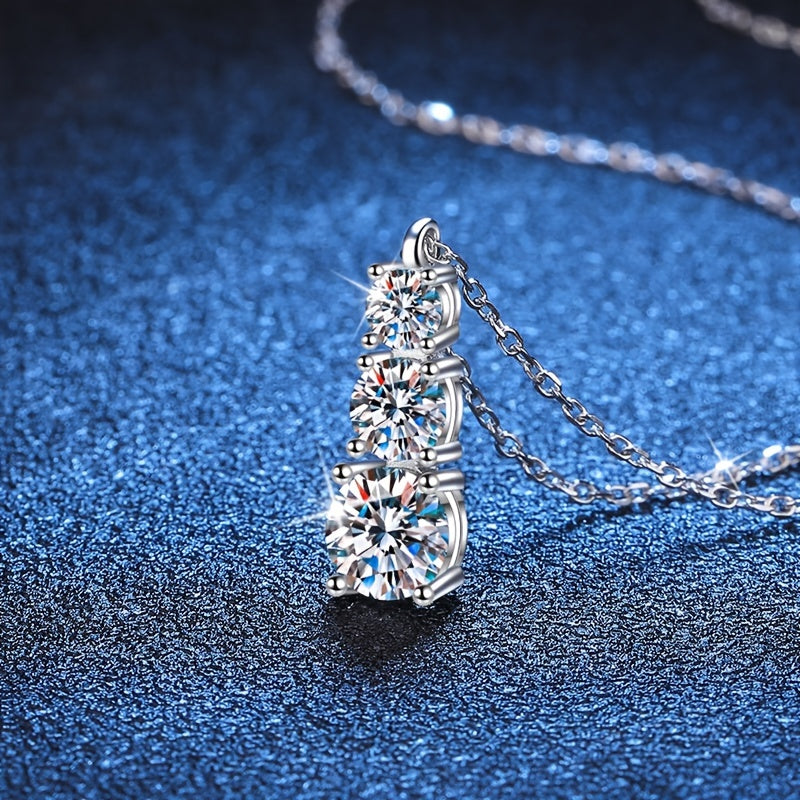 Stunning Choice: 1.8 Carat Moissanite Pendant Necklace in S925 Sterling Silver, Featuring a Triple Stone Design for Weddings and Engagements. Comes in an Elegant Box with Clavicle Chain, Ideal for Dinner Parties and as a Beautiful Gift with Bague Ringen.