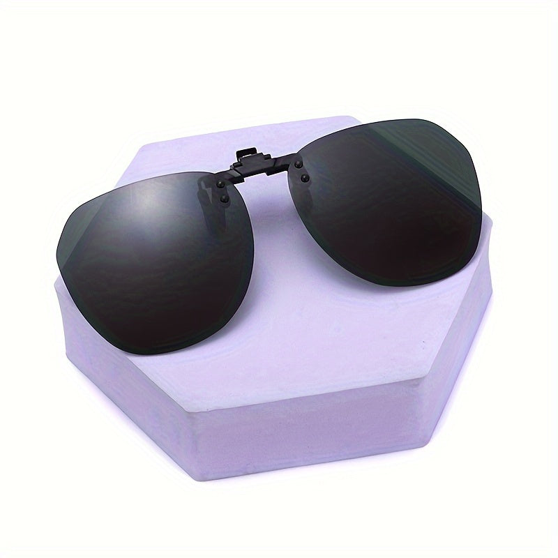 Adjustable unisex driving sunglasses clips that can be flipped up for ultra-light driving, providing protection against ultraviolet rays and harmful rays.