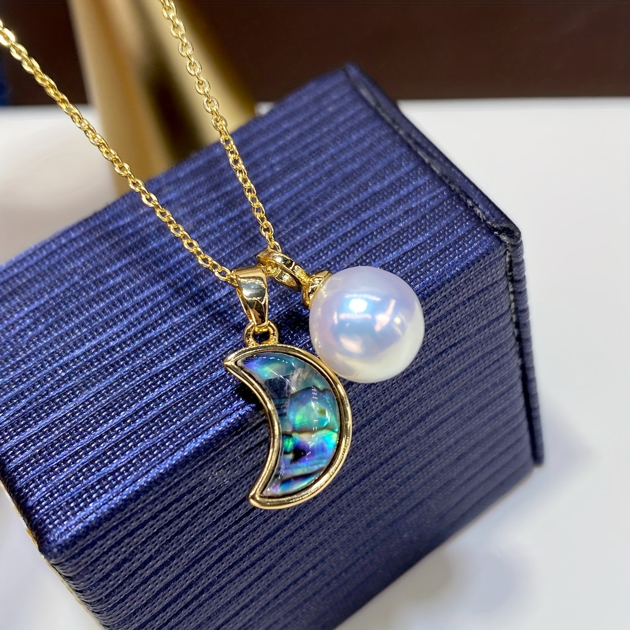 Stylish Abalone & Mother-Of-Pearl Moon Necklace Featuring Genuine Edison Pearl Pendant - Exquisite Craftsmanship, High-End Materials Perfect for Girlfriend, Mother, Friends - Great for Daily Wear & Birthday Presents.