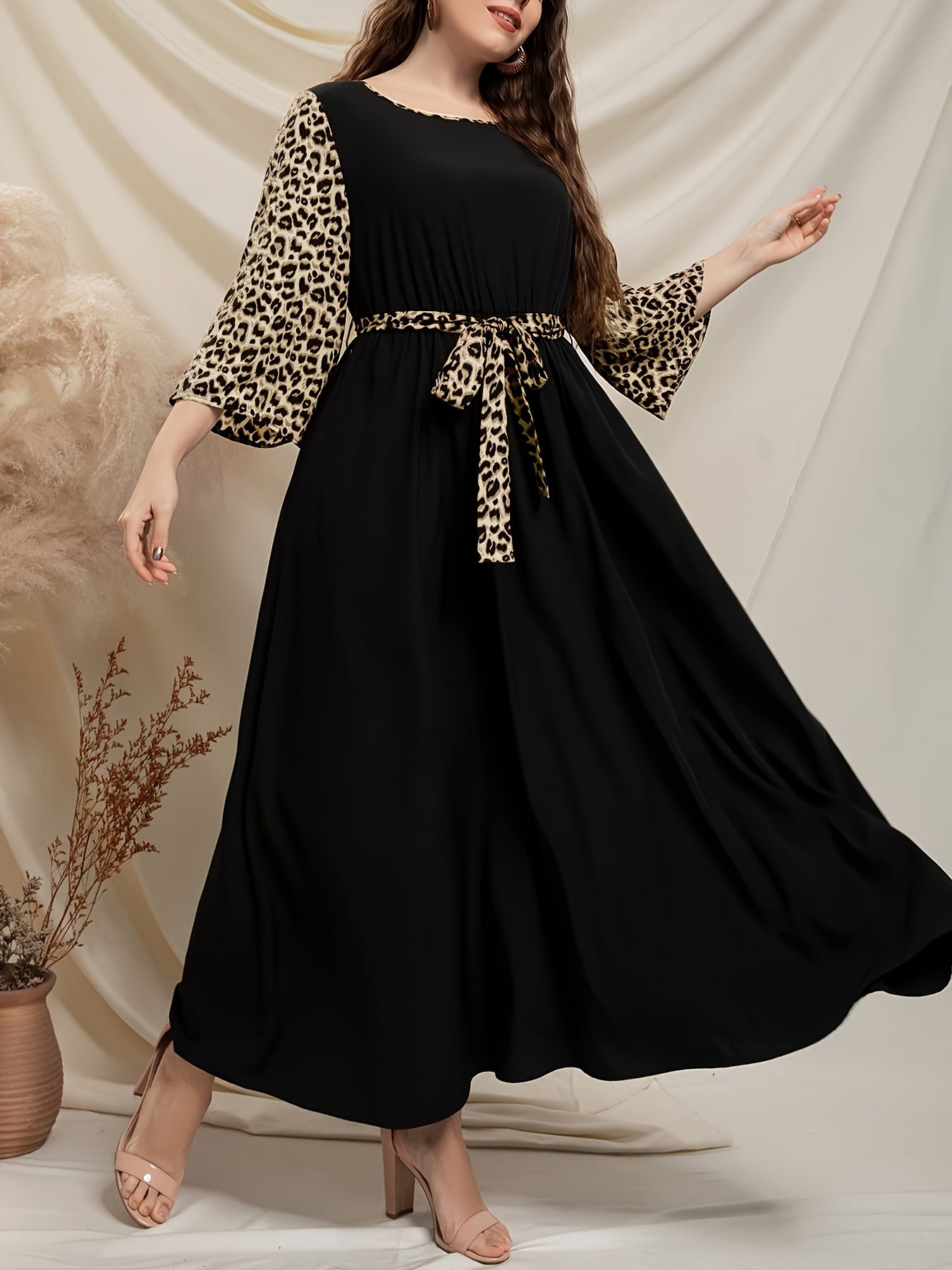 Women's elegant midi dress made of polyester leopard print with lace-up detail, crew neck, flutter sleeves, flared hem, and non-stretch fabric. Includes a belt and is available in big and