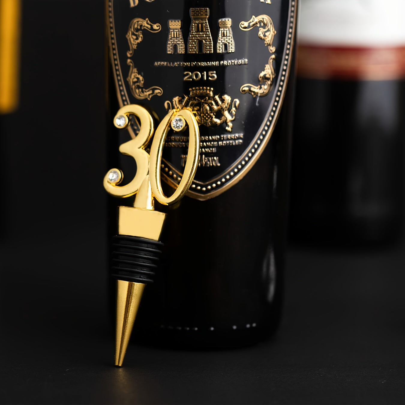 Elegant golden wine stoppers with gemstone accents - perfect for anniversaries, birthdays, holidays, and gifts for wine lovers. Made of zinc alloy.