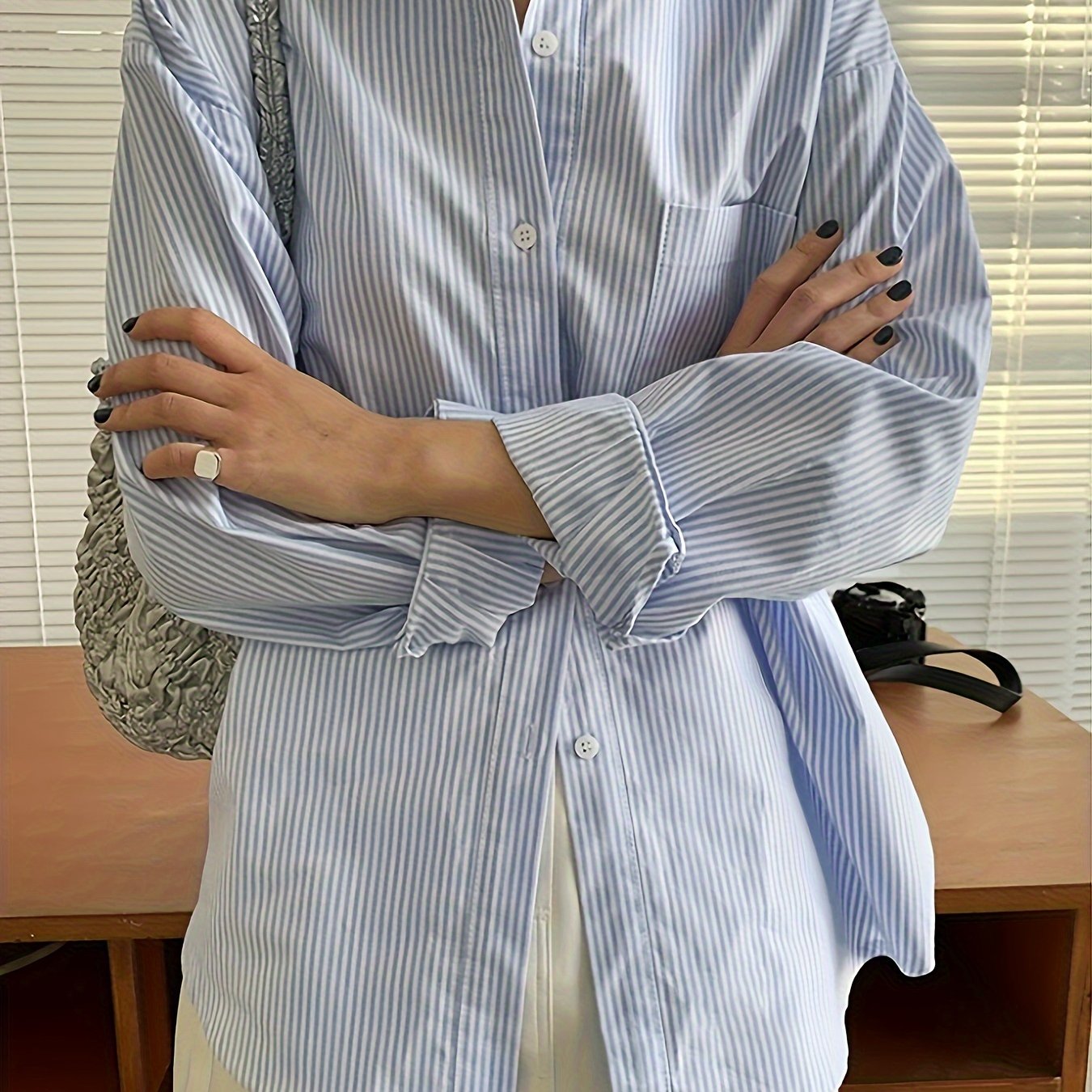 Woman's long-sleeved spring and autumn blue striped commuter shirt with lapel.