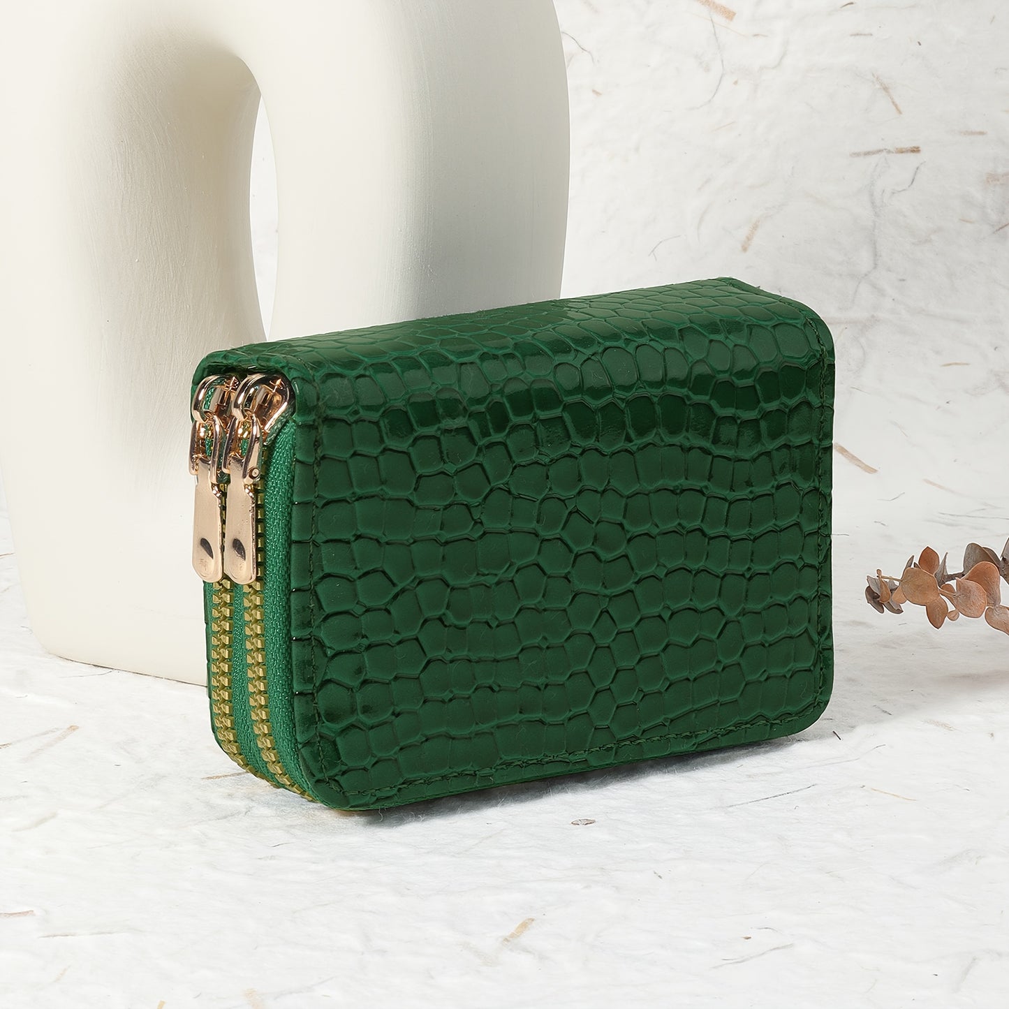 Women's crocodile pattern zipper wallet made of synthetic leather with double zipper, multi-card holder, available in green, white, pink, red, and black. Secure and stylish accessory.