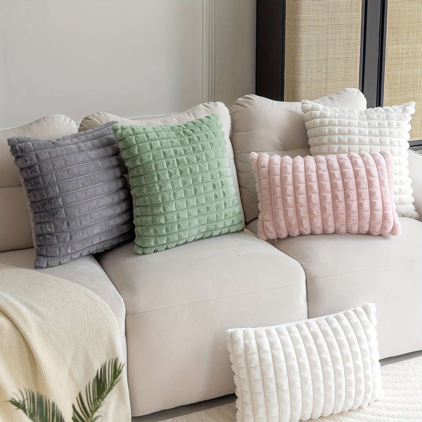 This chic throw pillow cover features a checkered design made of plush soft polyester with an invisible zipper, ideal for adding style to your sofa or farmhouse decor. Hand washable and available in two sizes: 44.96x44.96cm or 50.04x29.97cm (Pillow Not