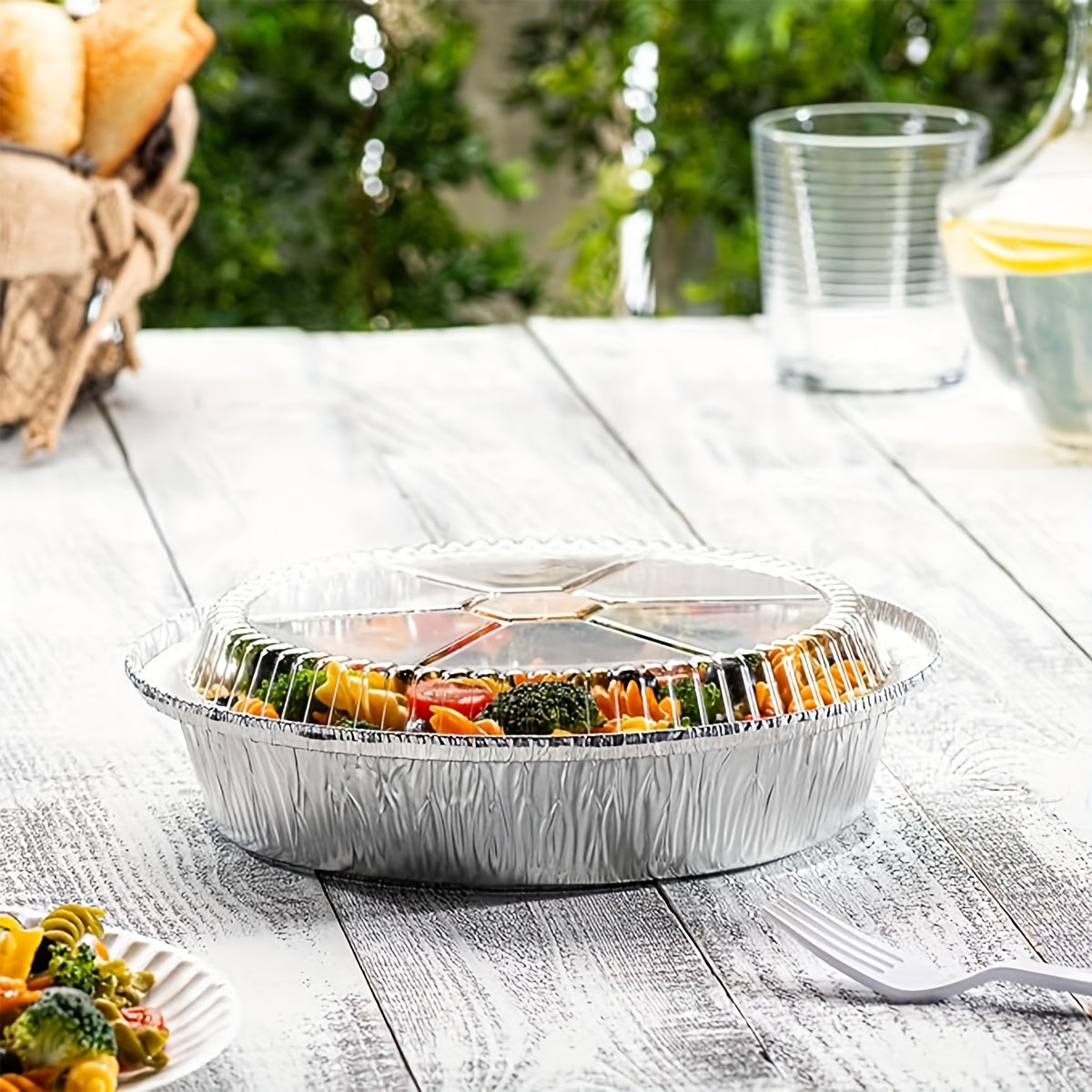 Get yourself a pack of 20 round aluminum foil pans with lids, measuring 22.86cm each. Perfect for taking pies, cheesecakes, cinnamon rolls, flan, and dish cakes on-the-go or for serving at home, in restaurants, or during holiday celebrations, picnics, or