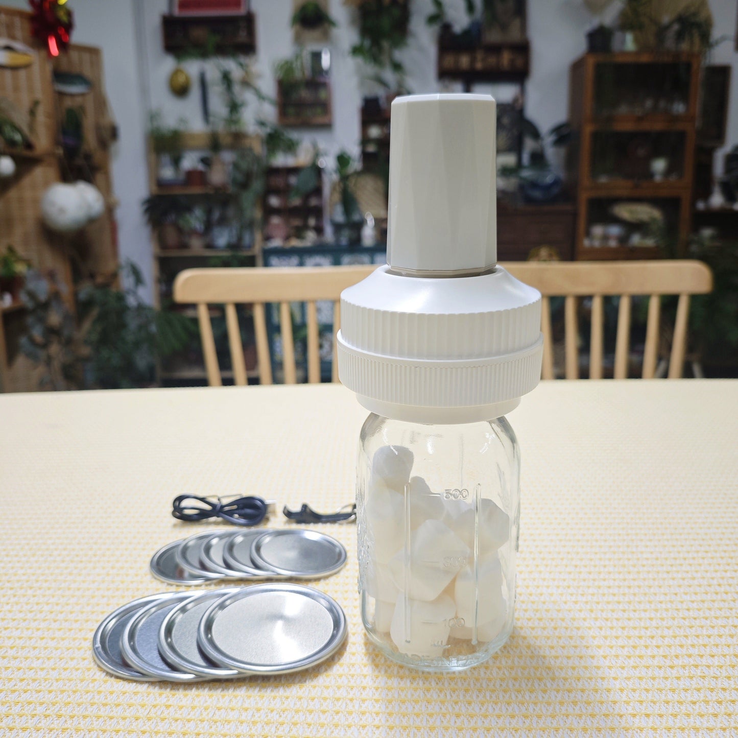 The Wireless Mason Jar Vacuum Sealer Kit includes an Electric Vacuum Sealer, 10 Lids, and 1 Opener for Mason Jars, perfect for preserving food freshness.