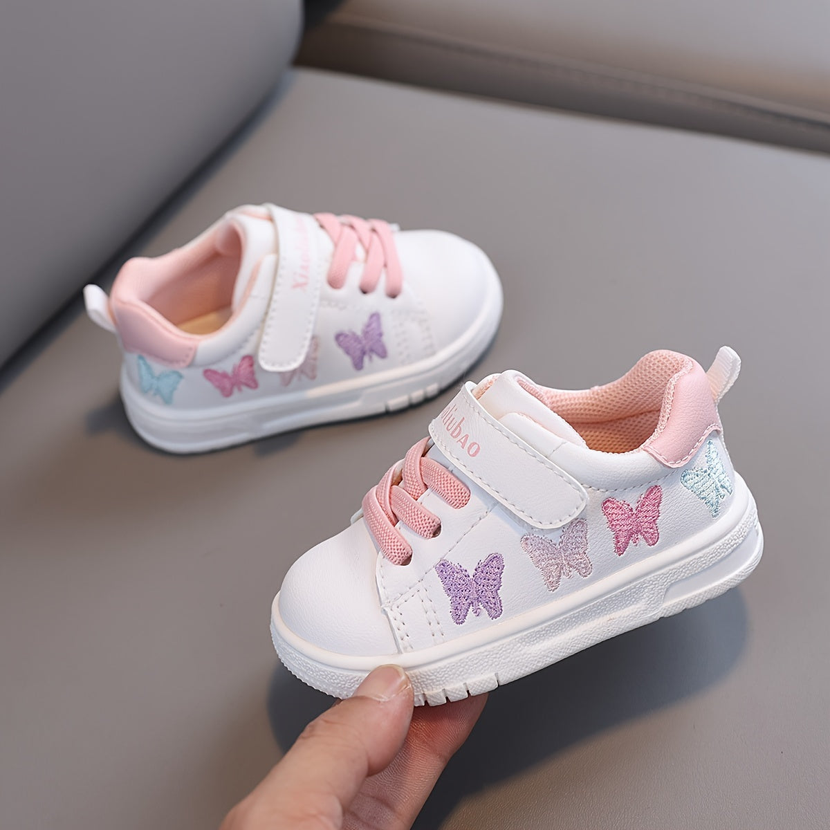 Spring and Autumn Children's breathable toddler shoes with soft soles, designed for boys and girls to prevent slipping and collisions.