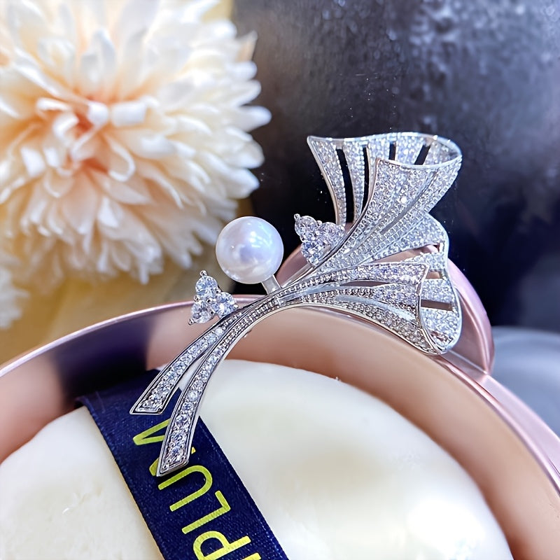 A sophisticated and luxurious brooch adorned with ginkgo leaves, emitting an elegant aura as a high-end accessory.