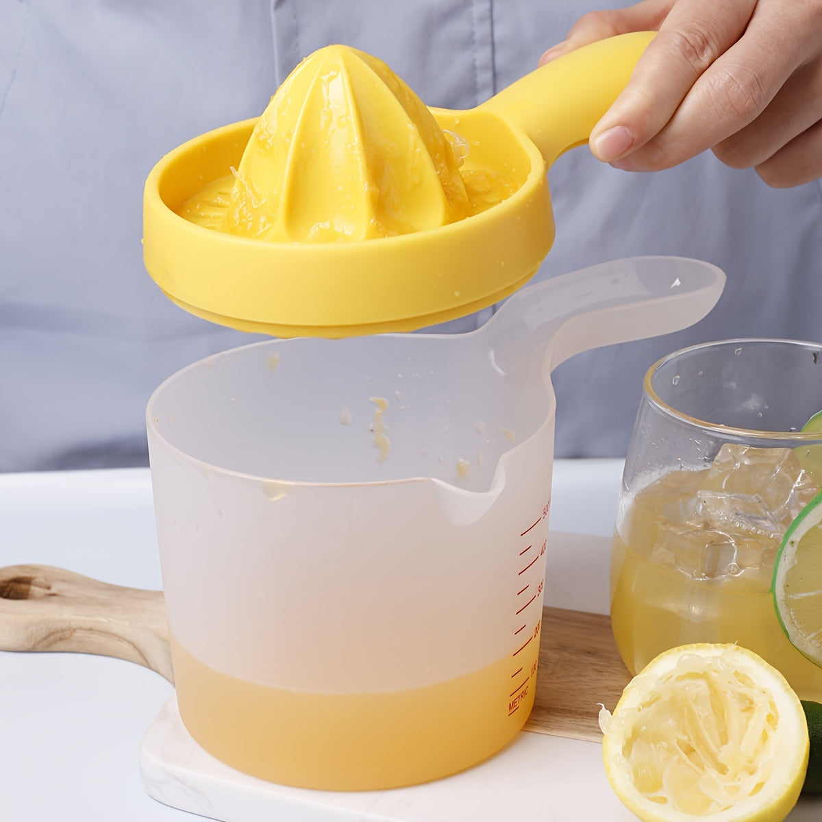 1 piece Citrus Juicer - Multifunctional Lemon and Orange Juicer with Built-in Measuring, Manual Hand Squeezer for Kitchen, a Creative Kitchen Accessory