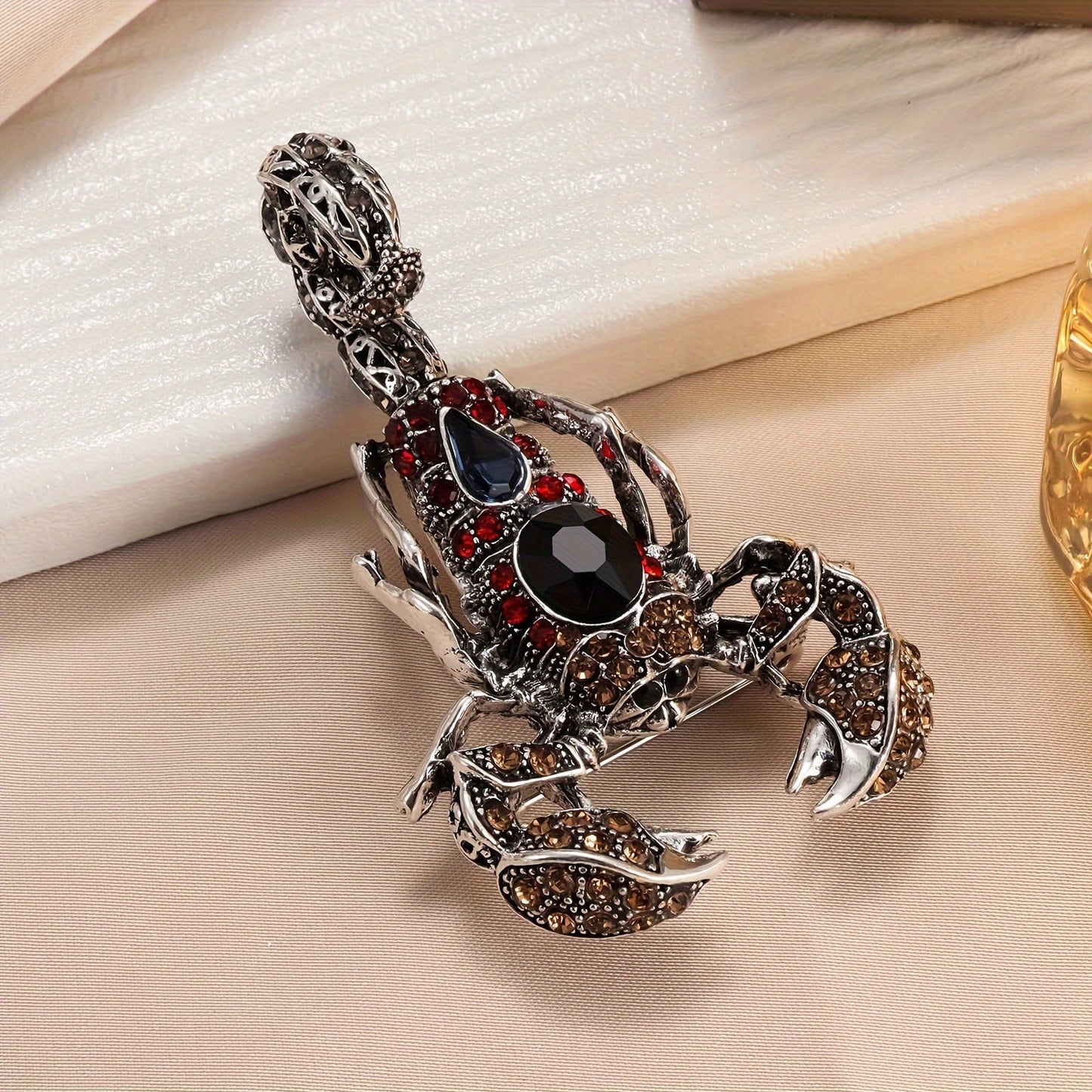 Stylish Men's Animal Brooch with Rhinestones - Made of High-Quality Zinc Alloy, a Trendy and Multi-Purpose Accessory for Events