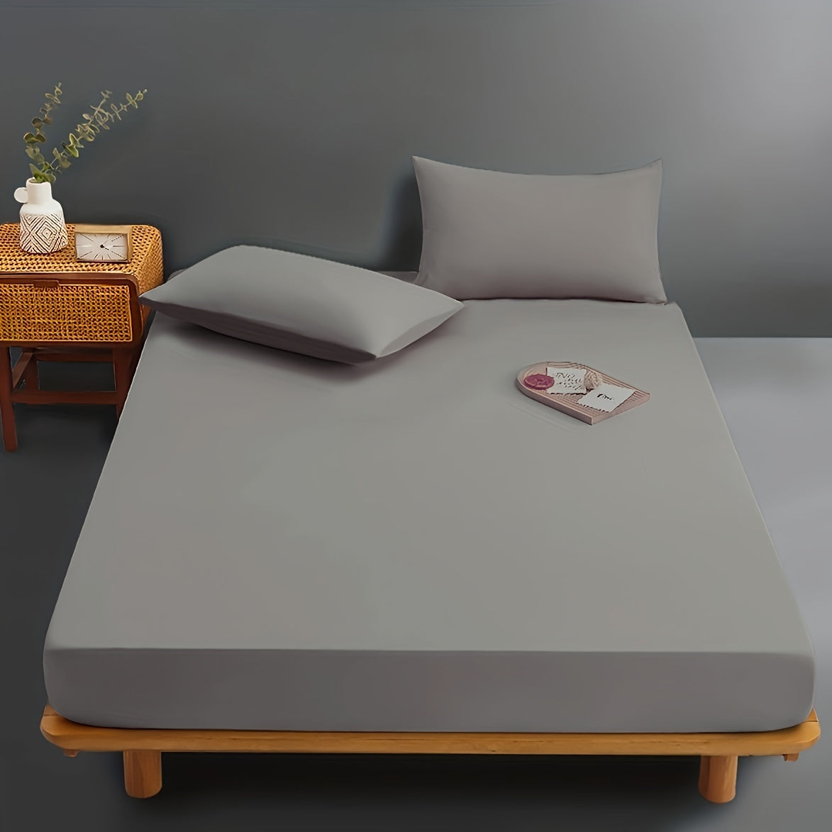 One piece of a solid colored fitted sheet made of soft and comfortable microfiber material. Ideal for bedrooms and guest rooms, with a deep pocket design. This product includes the fitted bed sheet only.